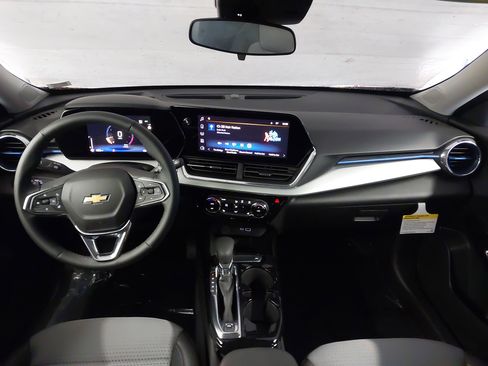 Used 2025 Chevrolet Trax LT w/ Driver Confidence Package image 5