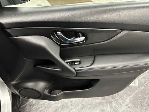Used 2018 Nissan Rogue SV image 15