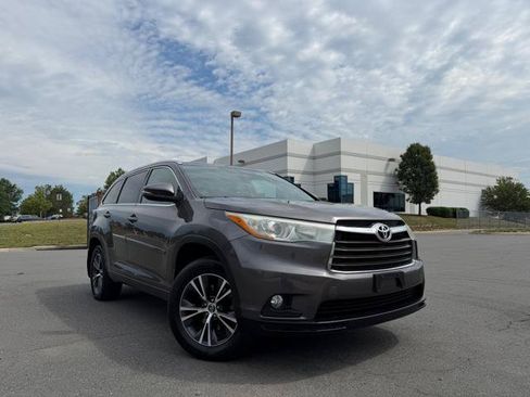 Used 2016 Toyota Highlander XLE AWD/4WD image 2
