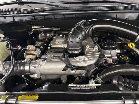 Used 2018 Nissan Titan SV w/ SV Convenience Package image 26