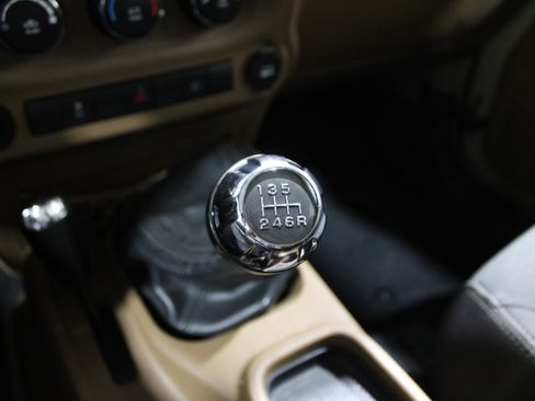 Used 2018 Jeep Wrangler Unlimited Sahara image 12