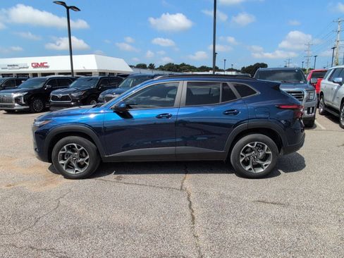 Used 2024 Chevrolet Trax LT w/ Driver Confidence Package FWD image 2