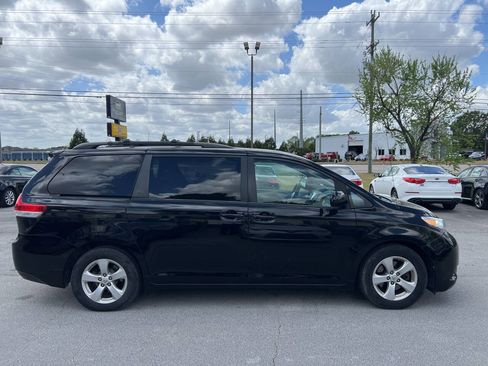 Used 2013 Toyota Sienna LE w/ Towing Pkg image 5