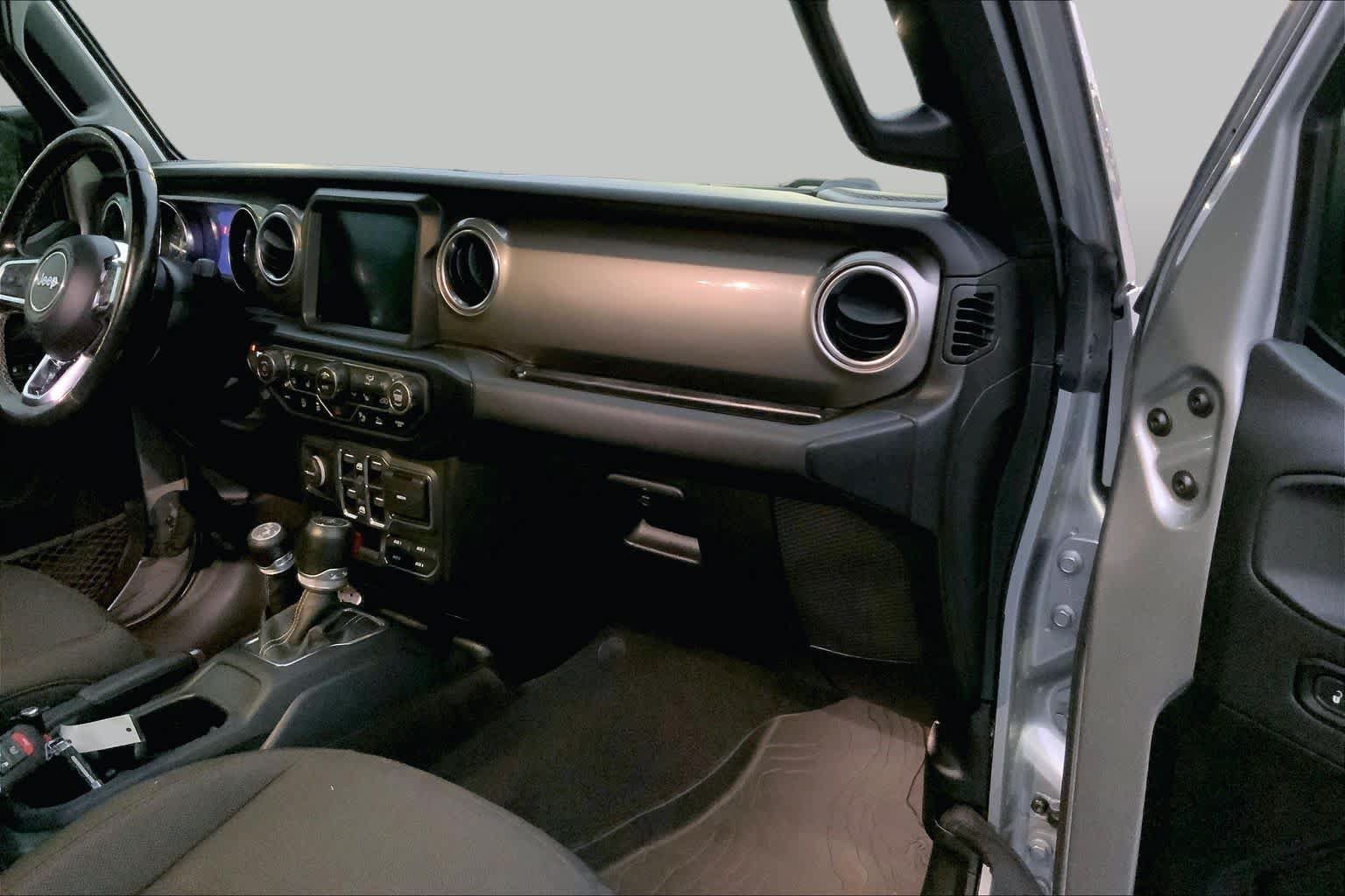 Used 2020 Jeep Gladiator Overland AWD/4WD image 16