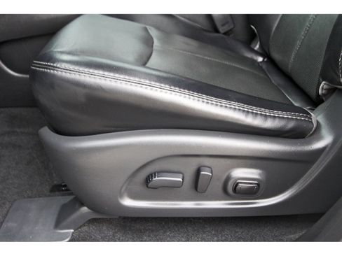 Used 2020 Nissan Pathfinder Platinum FWD image 31