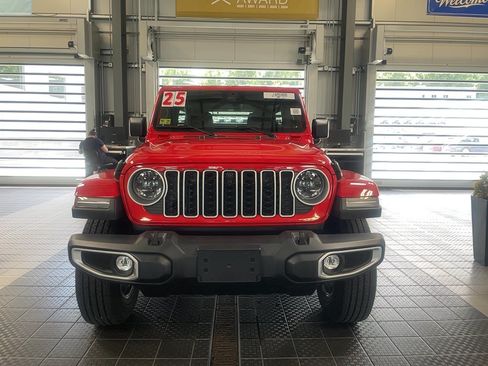 Used 2025 Jeep Wrangler Unlimited Sahara AWD/4WD image 2