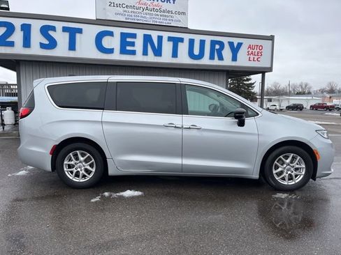 Used 2024 Chrysler Pacifica Touring-L FWD image 17