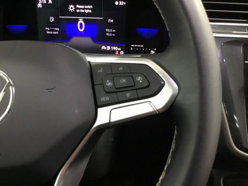 Used 2022 Volkswagen Tiguan SE w/ Panoramic Sunroof Package image 37