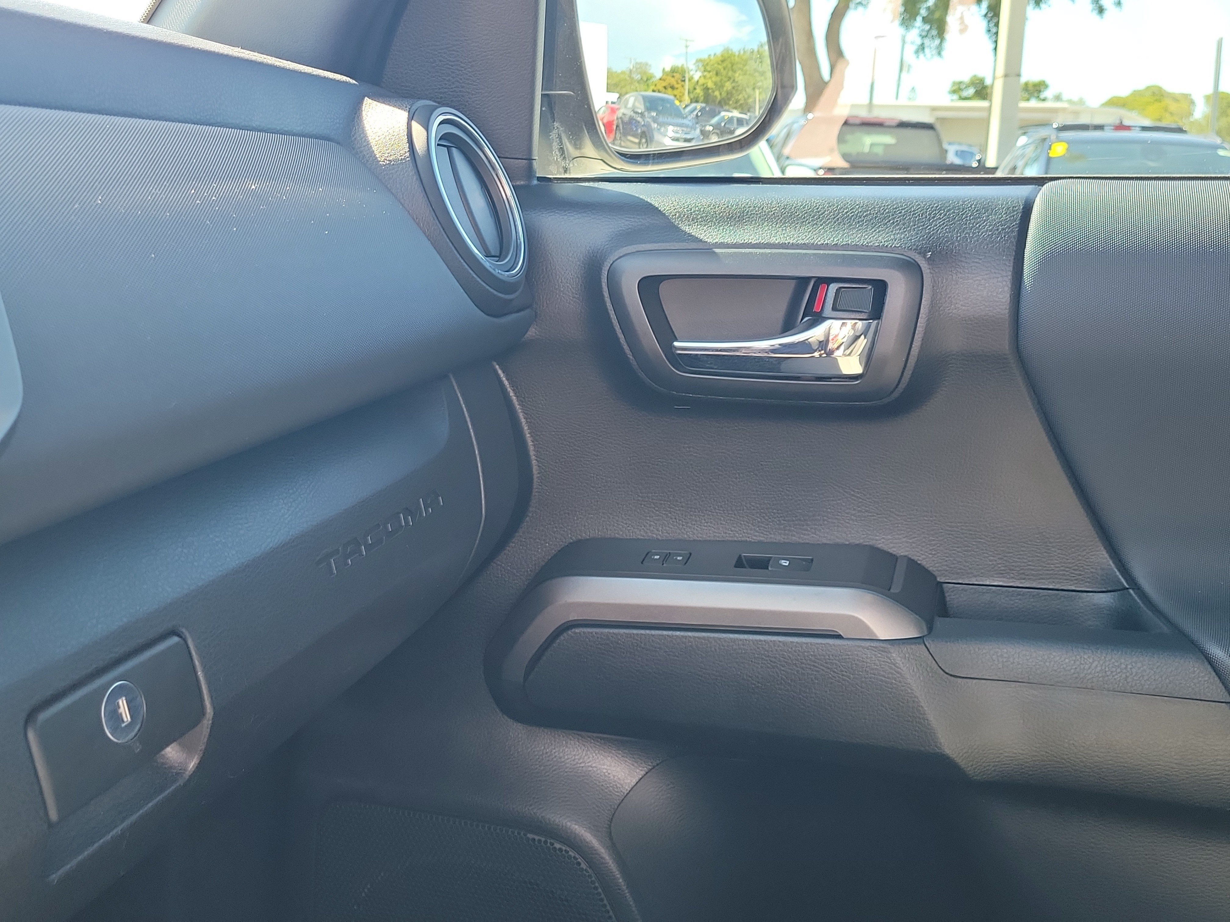 Used 2022 Toyota Tacoma TRD Sport w/ Technology Package AWD/4WD image 29