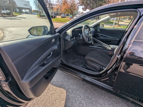 Used 2024 Hyundai Elantra SEL image 8