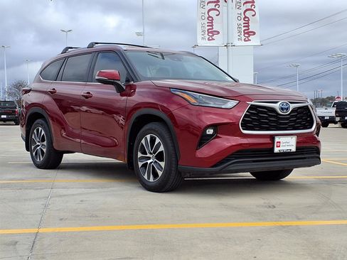 Used 2024 Toyota Highlander XLE image 3