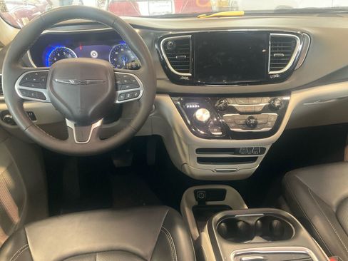 Used 2024 Chrysler Pacifica Touring-L image 10