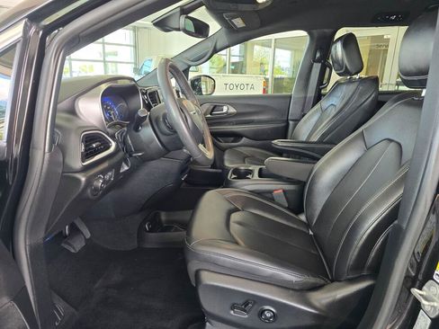 Used 2025 Chrysler Pacifica Select FWD image 16