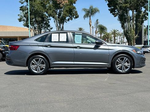 Used 2024 Volkswagen Jetta SE FWD image 6