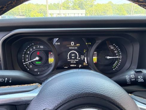 Used 2024 Jeep Wrangler Unlimited Sahara w/ Technology Group AWD/4WD image 9