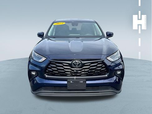 Used 2023 Toyota Highlander LE FWD image 2