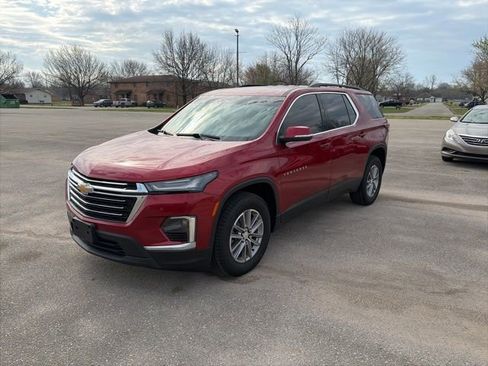 Used 2023 Chevrolet Traverse LT image 2