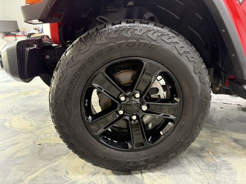 Used 2022 Jeep Wrangler Unlimited Sahara AWD/4WD image 24
