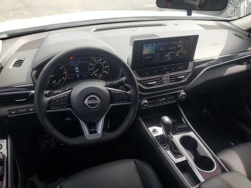 Used 2025 Nissan Altima 2.5 SR w/ SR Premium Package FWD image 10