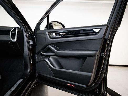 Certified 2023 Porsche Cayenne Coupe AWD/4WD image 26