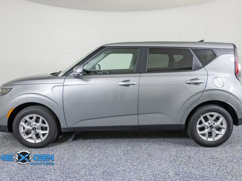 Used 2025 Kia Soul LX w/ LX Technology Package FWD image 4