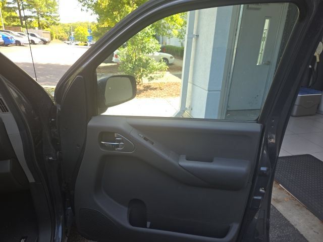 Used 2013 Nissan Frontier SV w/ SV Value Truck Pkg RWD image 16