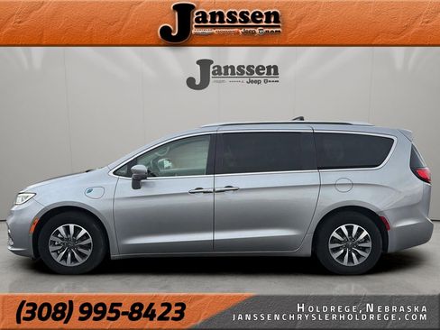 Used 2021 Chrysler Pacifica Touring-L FWD image 1
