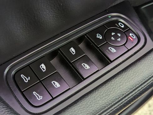 Used 2023 Porsche Cayenne AWD/4WD image 23
