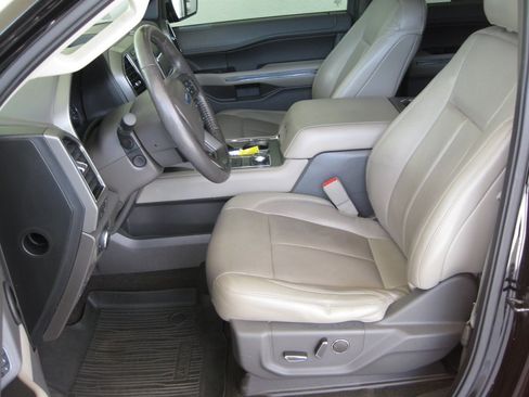 Used 2018 Ford Expedition XLT w/ Equipment Group 202A AWD/4WD image 12