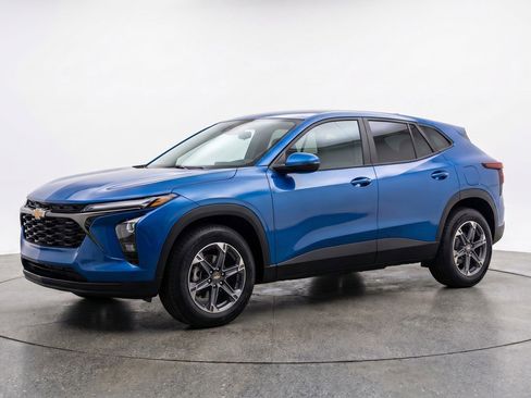 Used 2025 Chevrolet Blazer LT FWD image 3