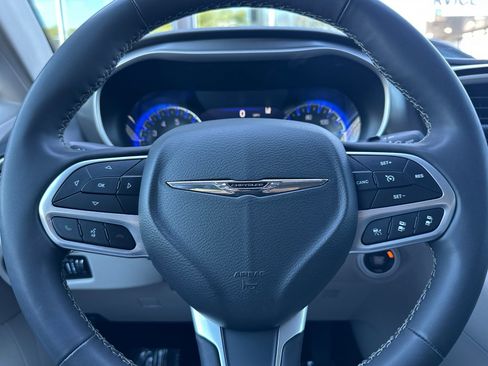 Used 2023 Chrysler Pacifica Touring-L image 24
