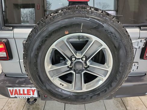 Used 2021 Jeep Wrangler Unlimited Sahara image 7