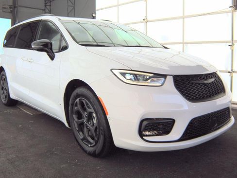 Used 2024 Chrysler Pacifica Premium image 2