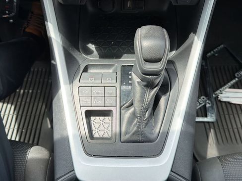 Used 2020 Toyota RAV4 LE AWD/4WD image 18