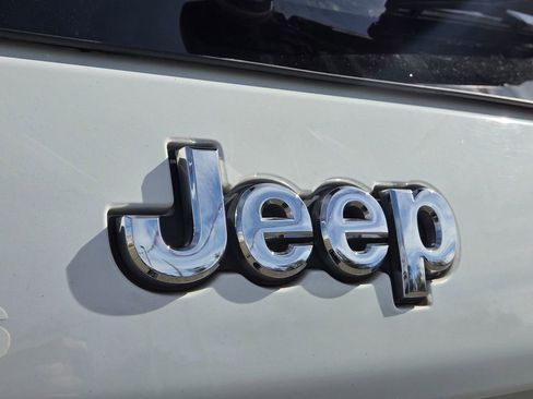 Used 2019 Jeep Cherokee Latitude Plus FWD image 7