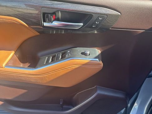 Used 2022 Toyota Highlander Platinum image 11