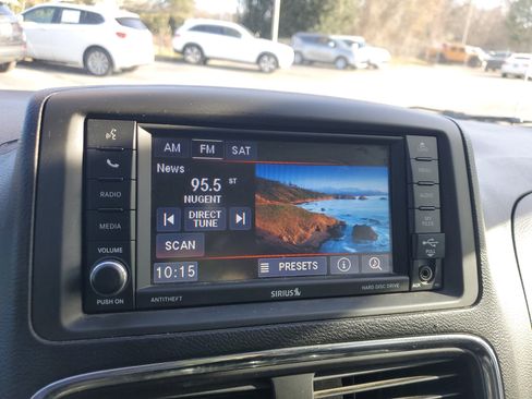 Used 2020 Dodge Grand Caravan SE w/ UConnect Hands-Free Group image 19