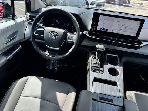 Used 2025 Toyota Sienna XLE FWD image 22