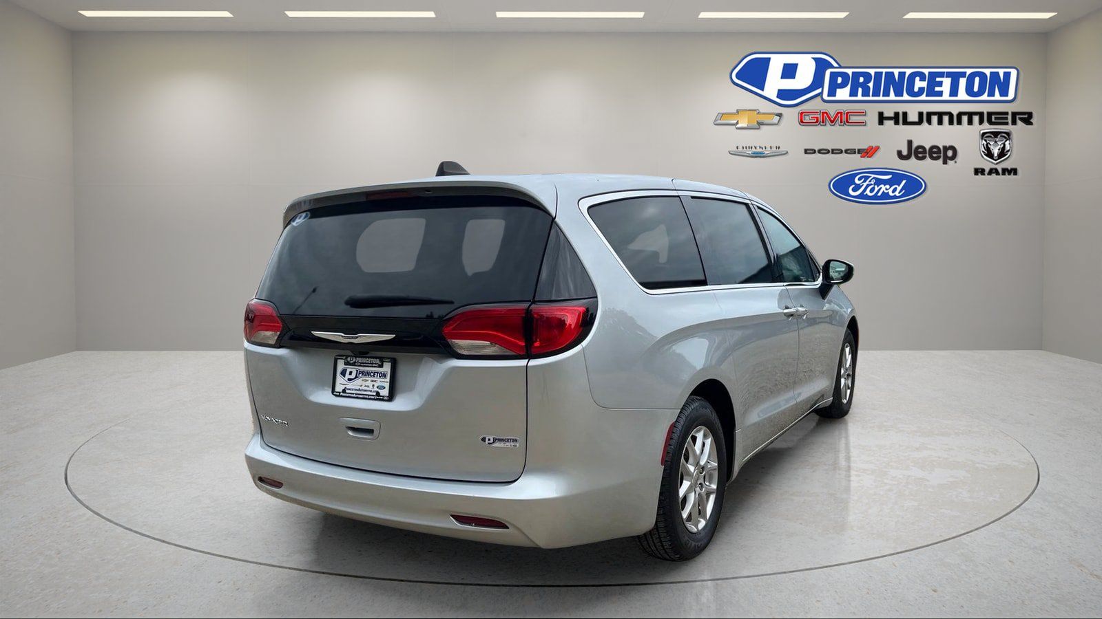 Used 2023 Chrysler Voyager LX FWD image 7