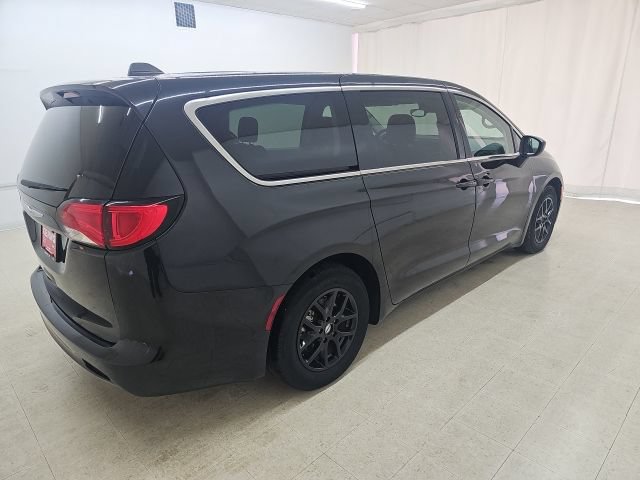 Used 2023 Chrysler Voyager LX FWD image 17