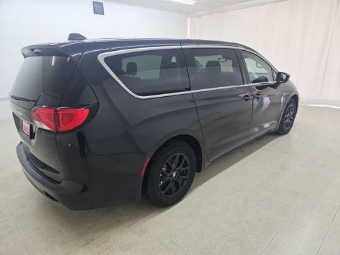 Used 2023 Chrysler Voyager LX FWD image 17