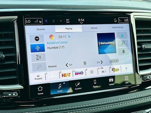 New 2025 Chrysler Pacifica Select w/ Fav Edition Package image 9