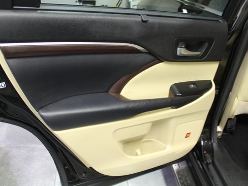 Used 2014 Toyota Highlander Limited Platinum image 26