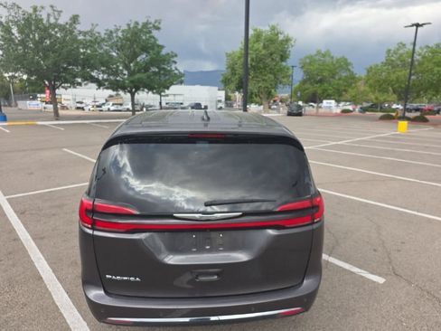 Used 2023 Chrysler Pacifica Touring-L FWD image 6