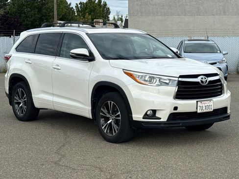 Used 2016 Toyota Highlander XLE AWD/4WD image 3