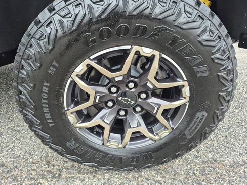 Used 2024 Chevrolet Colorado ZR2 w/ Technology Package AWD/4WD image 9