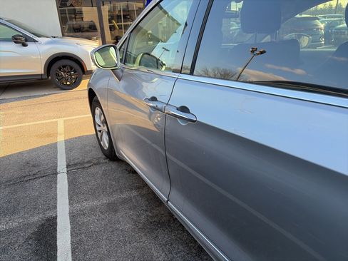 Used 2018 Chrysler Pacifica Touring-L image 6