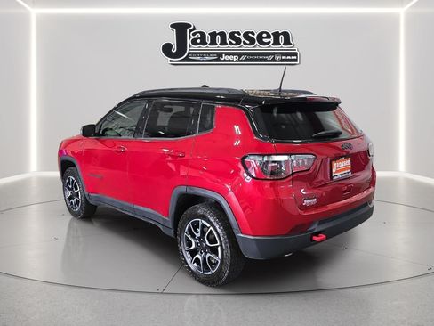 Used 2025 Jeep Compass Trailhawk AWD/4WD image 3