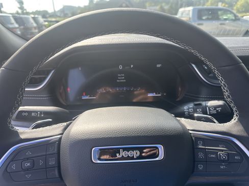 New 2025 Jeep Grand Cherokee Limited w/ Black Appearance Package AWD/4WD image 39