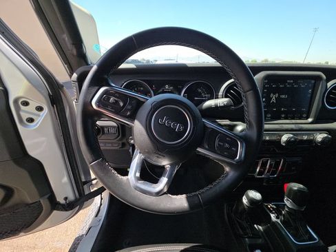 Used 2022 Jeep Wrangler Unlimited Sahara AWD/4WD image 6